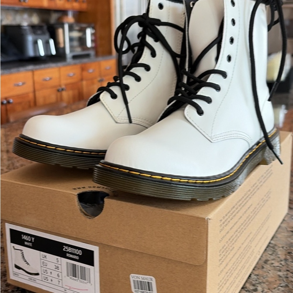 Dr. Martens White Leather 1460 boots Size 6 Youth  Brand New in Box